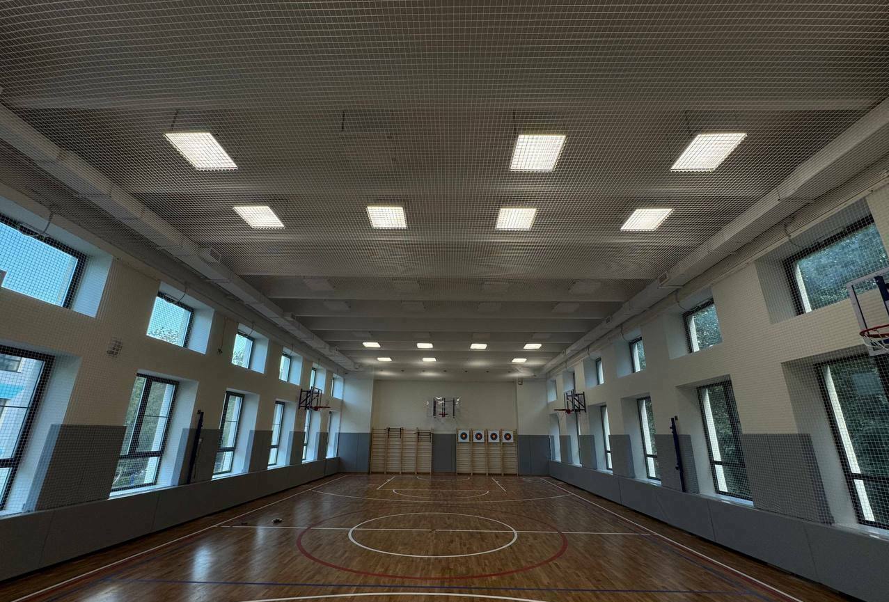 Монтаж заградительной спортивной сетки на объекте ул. Молостовых, д. 10Б