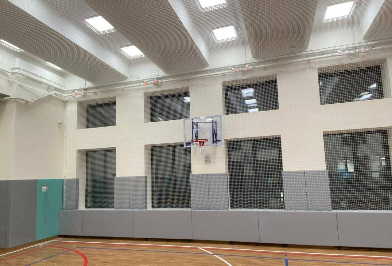 Монтаж заградительной спортивной сетки на объекте ул. Маршала Голованова, д. 9