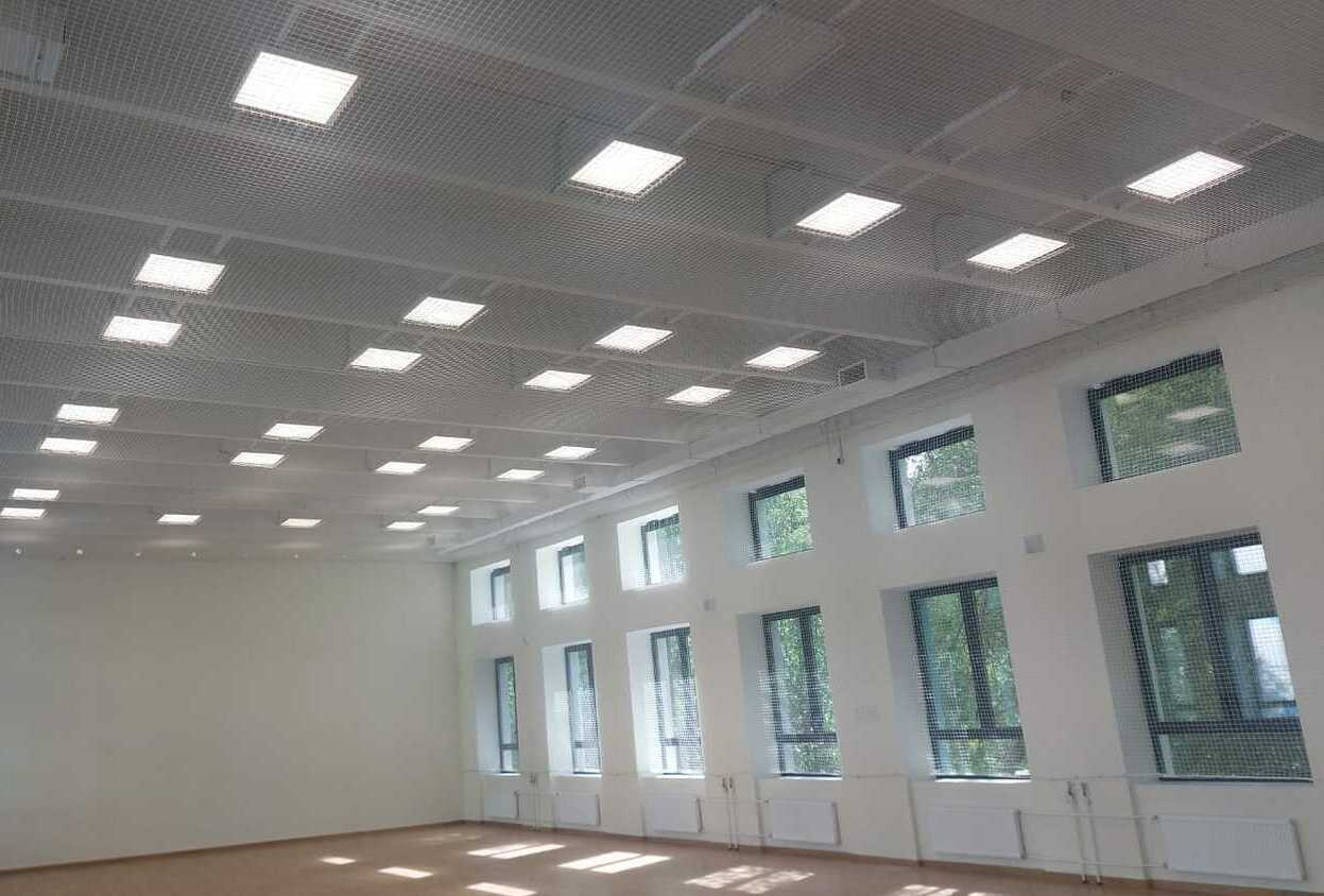 Монтаж заградительной спортивной сетки на объекте ул. Новгородская, д. 24, корп. 1