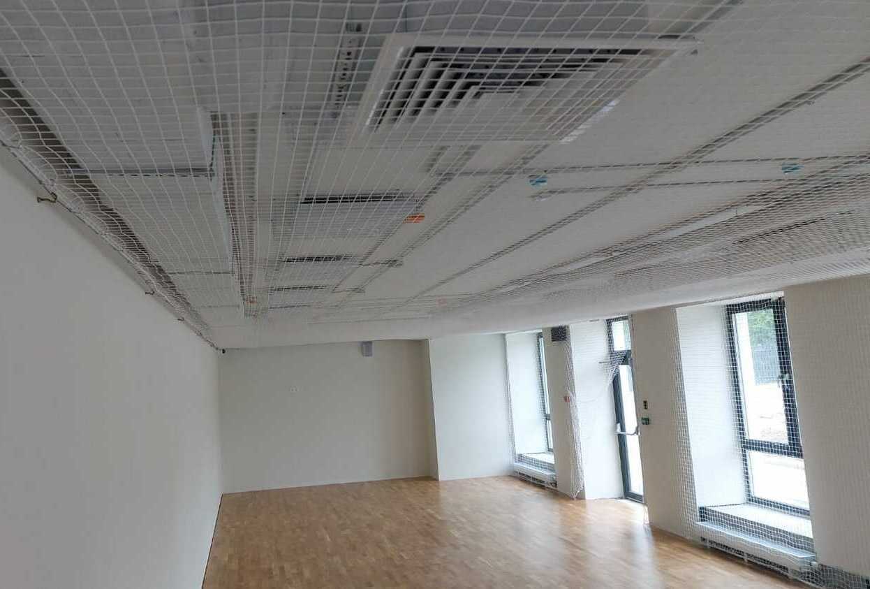 Монтаж заградительной спортивной сетки на объекте ул. Новосибирская, д. 8А