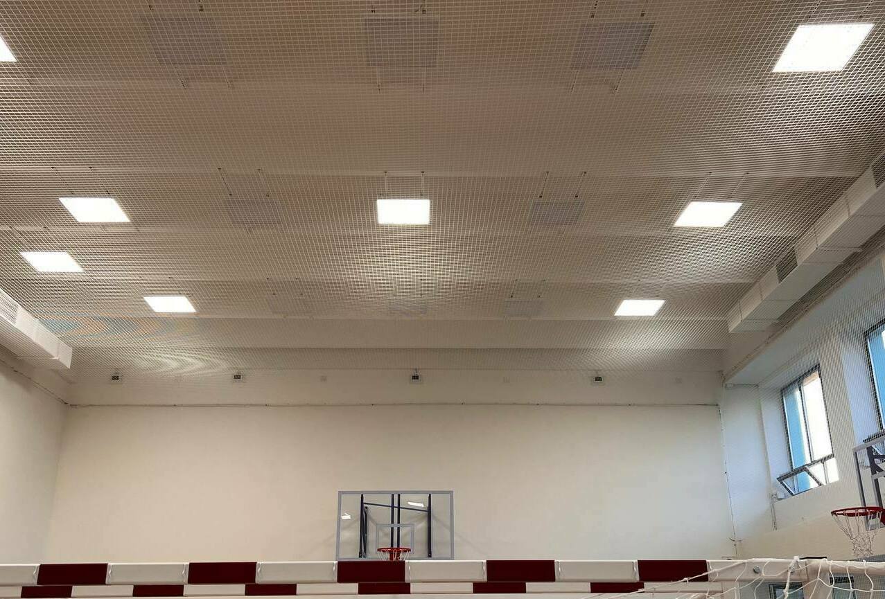 Монтаж заградительной спортивной сетки на объекте ул. Краснодонская, д. 40