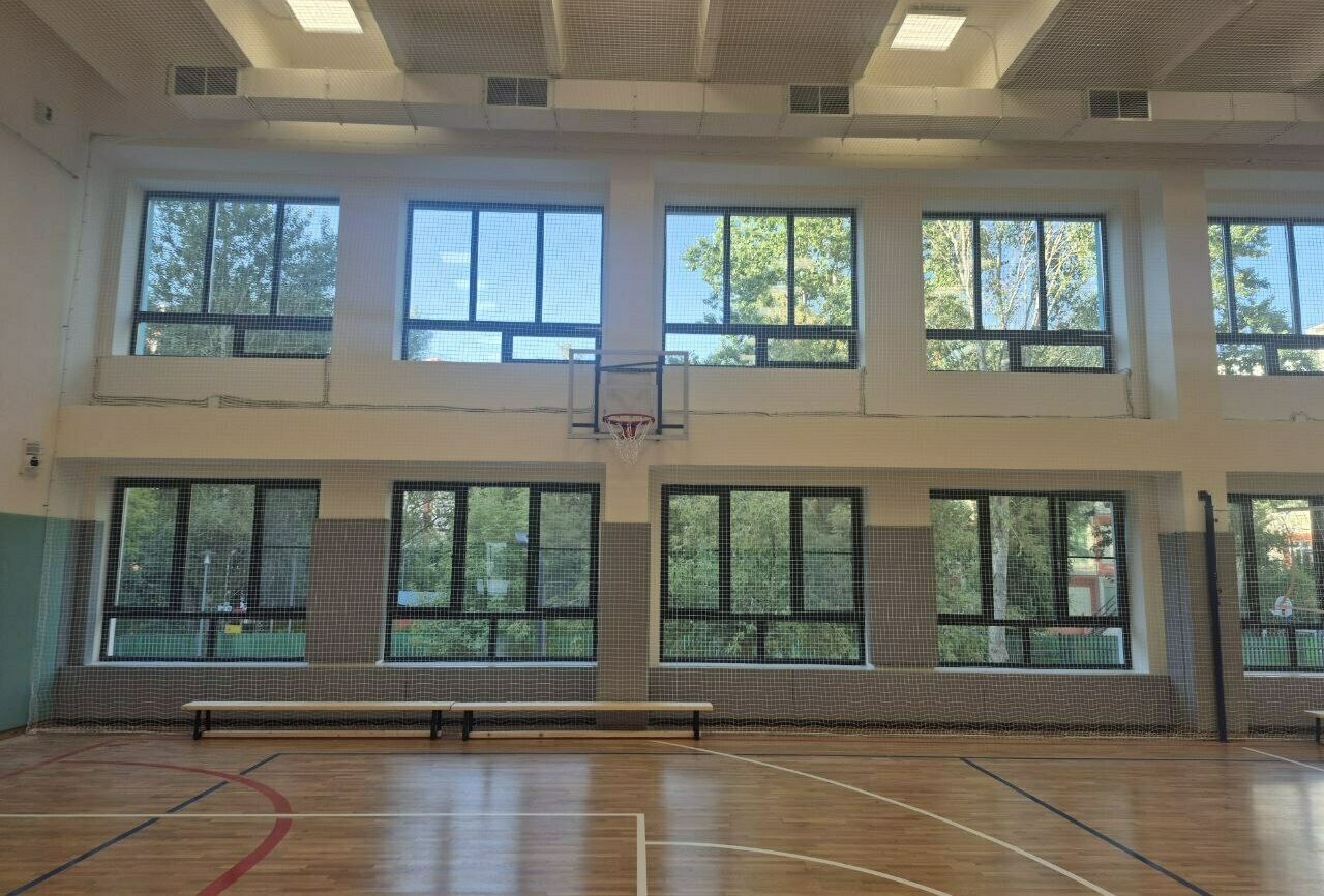 Установка заградительной спортивной сетки на объекте ШКОЛА В КАПОТНЕ