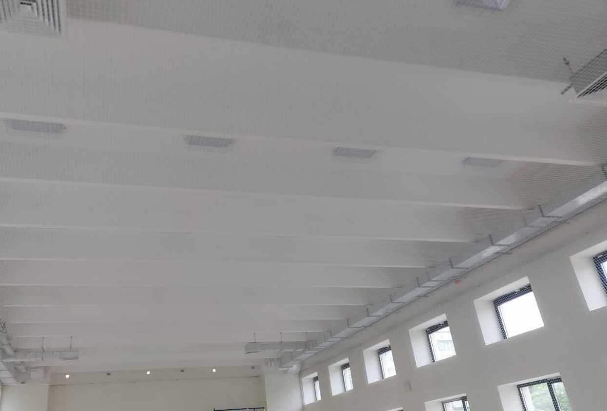 Монтаж заградительной спортивной сетки на объекте ул. Новосибирская, д. 8А