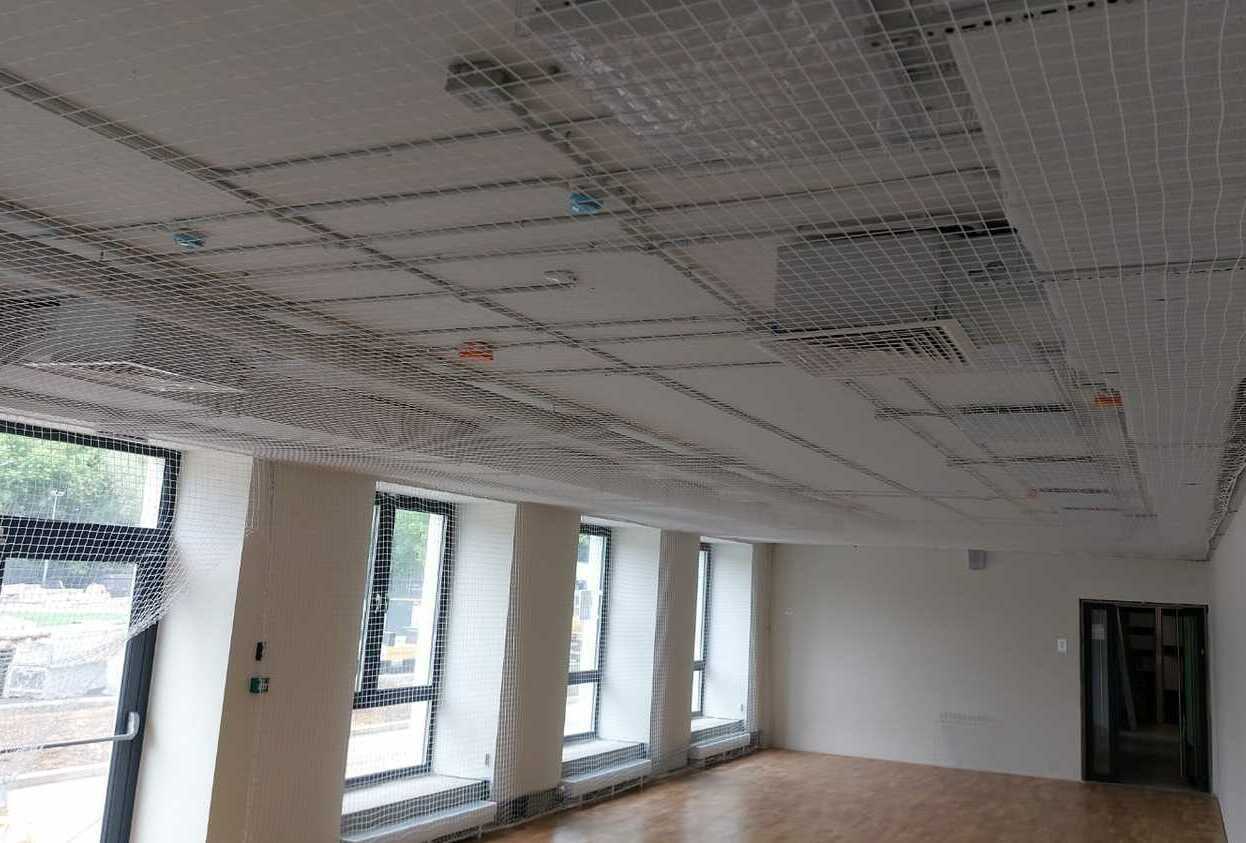 Монтаж заградительной спортивной сетки на объекте ул. Новосибирская, д. 8А