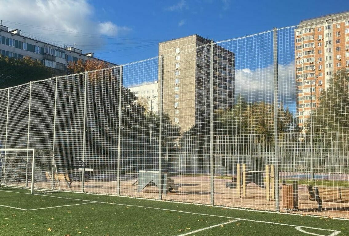 Монтаж заградительной спортивной сетки на объекте г. Москва, Школа 1413