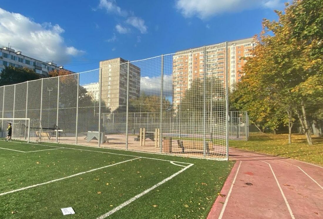 Монтаж заградительной спортивной сетки на объекте г. Москва, Школа 1413