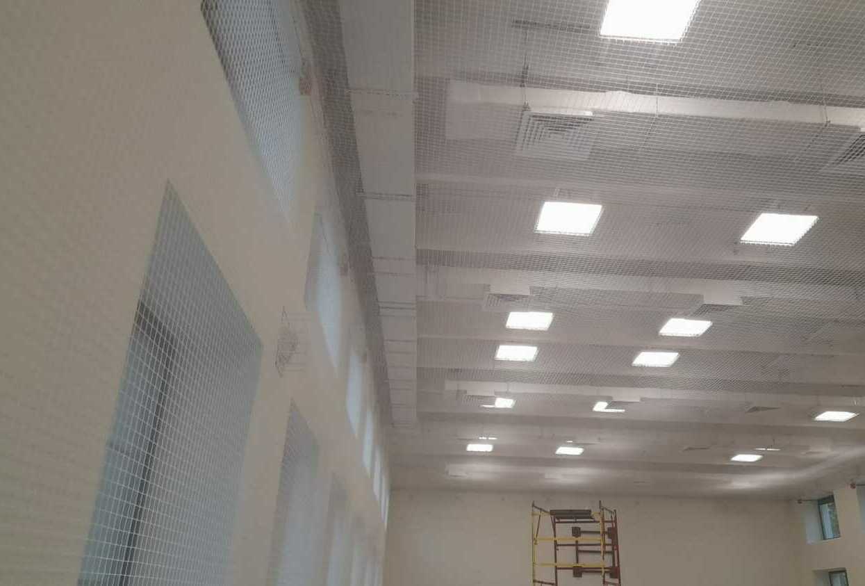 Монтаж заградительной спортивной сетки на объекте г. Москва, ул. Отрадная, д. 11А