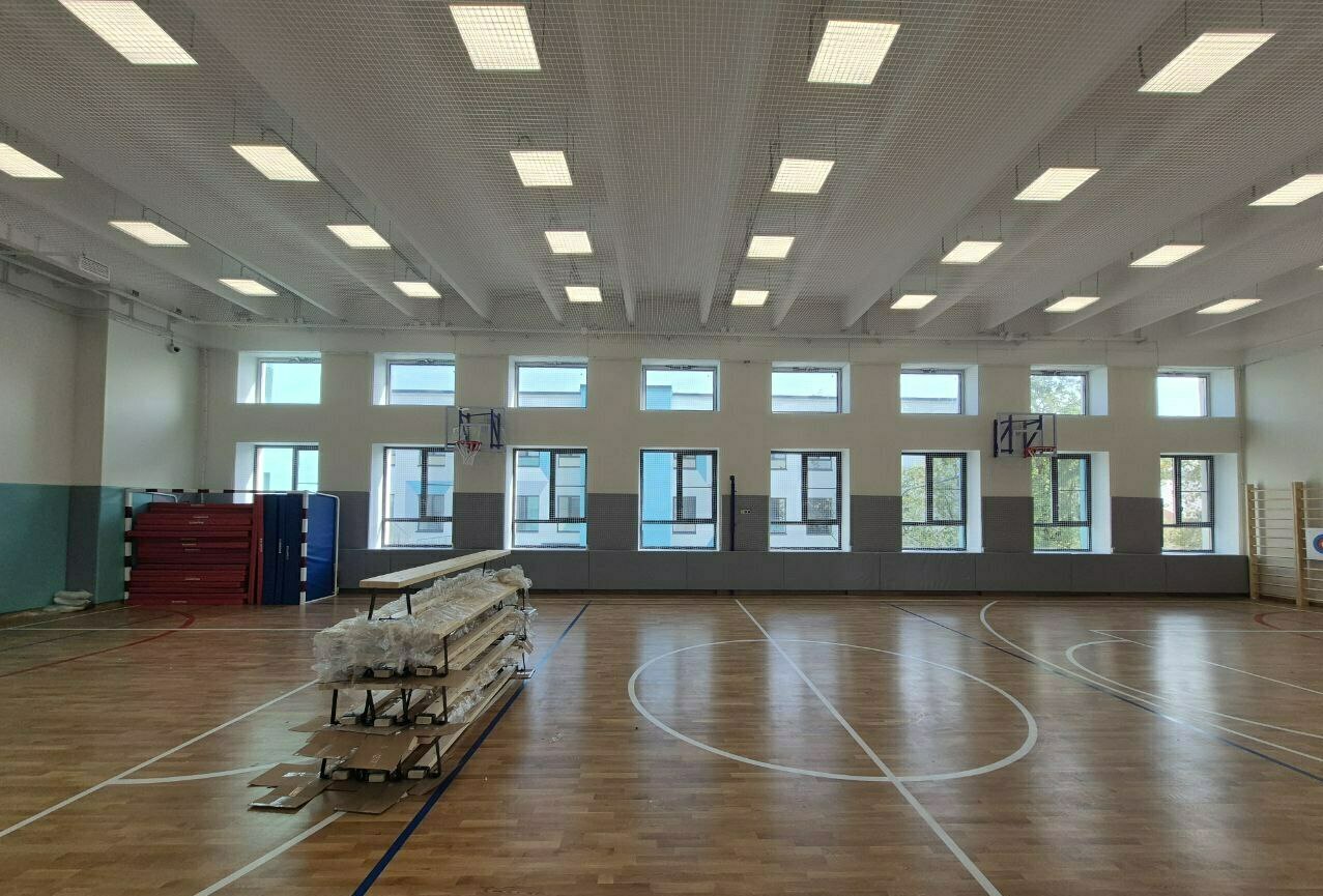 Монтаж заградительной спортивной сетки на объекте ул. Медынская, д. 9А