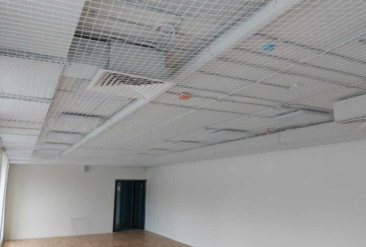 Монтаж заградительной спортивной сетки на объекте ул. Новосибирская, д. 8А