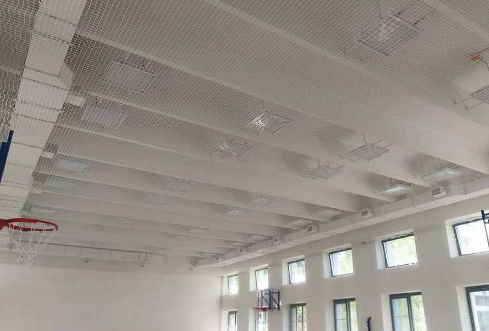 Монтаж заградительной спортивной сетки на объекте ул. Голубинская, д. 5, корп. 4