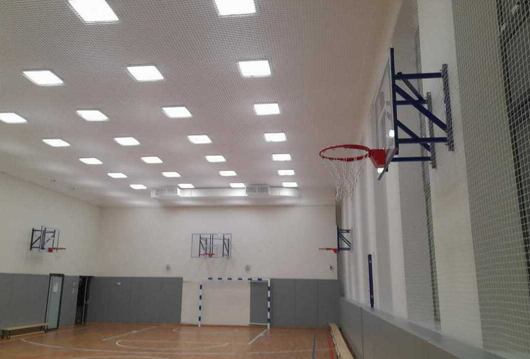 Монтаж заградительной спортивной сетки на объекте ул. Гурьянова, д. 71