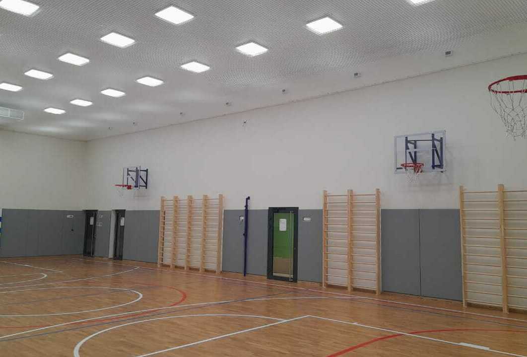 Монтаж заградительной спортивной сетки на объекте ул. Гурьянова, д. 71