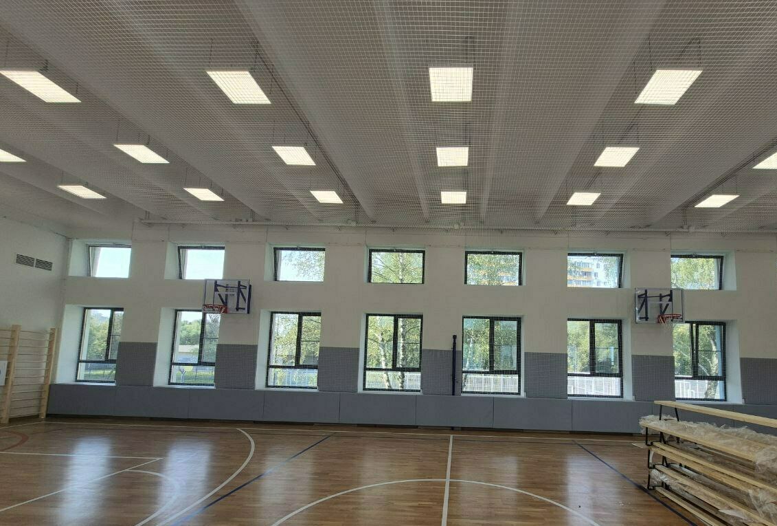 Монтаж заградительной спортивной сетки на объекте ул. Медынская, д. 9А