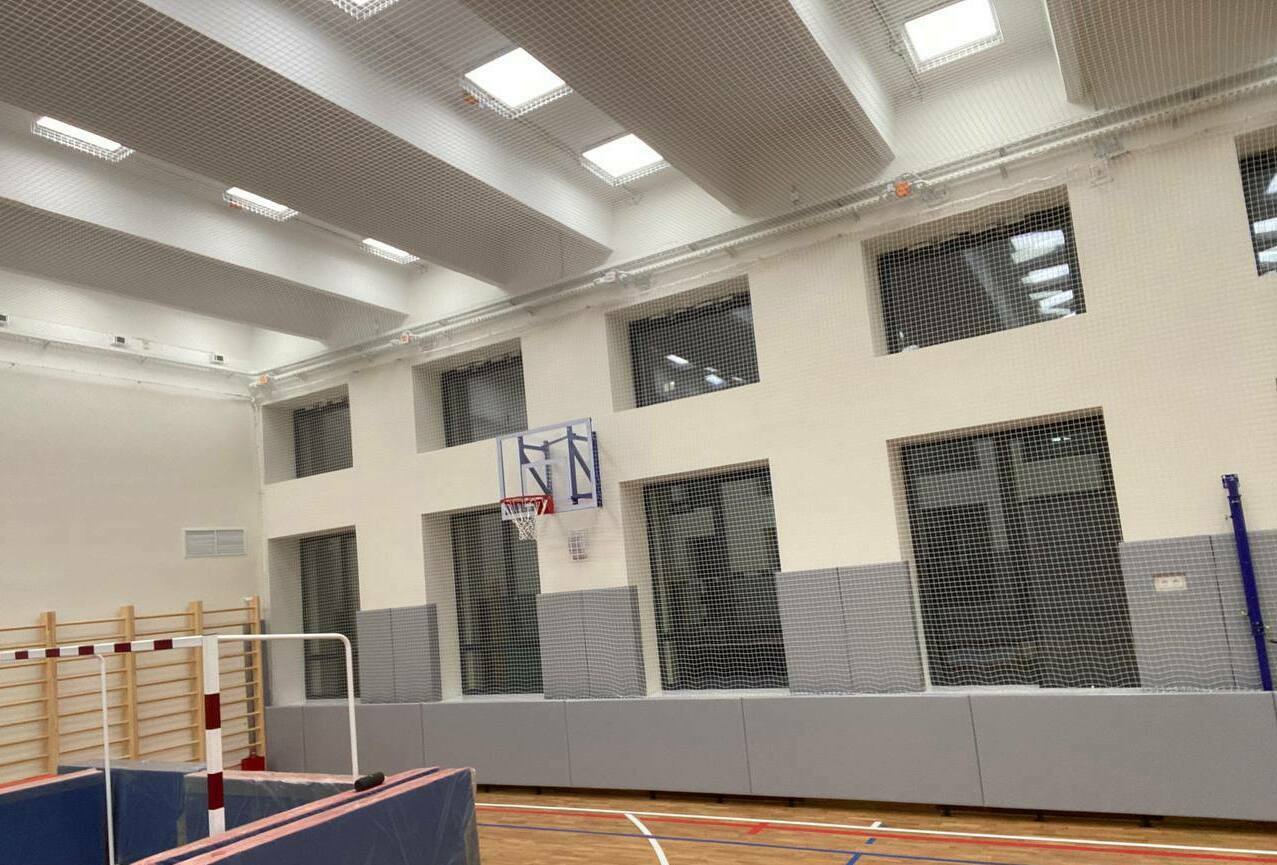 Монтаж заградительной спортивной сетки на объекте ул. Маршала Голованова, д. 9