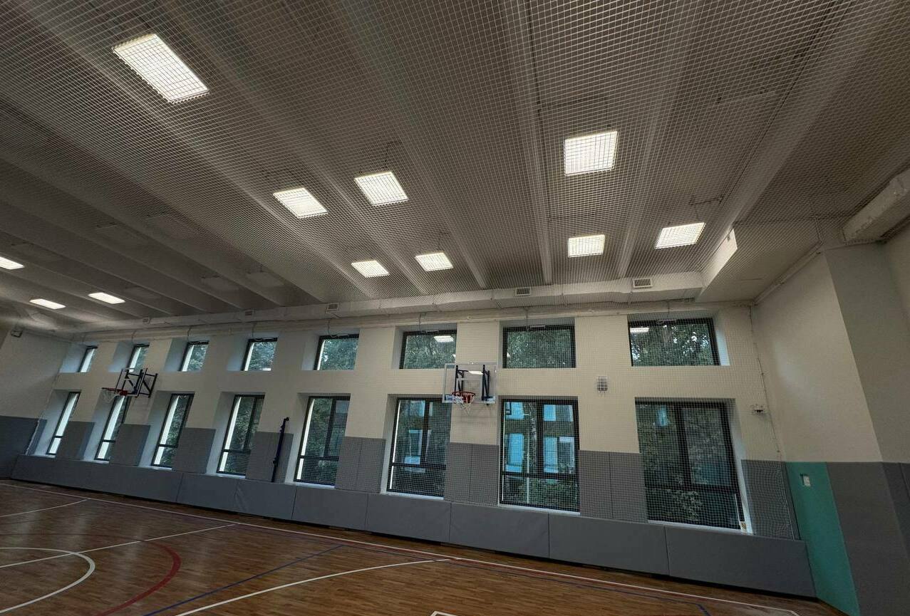 Монтаж заградительной спортивной сетки на объекте ул. Молостовых, д. 10Б