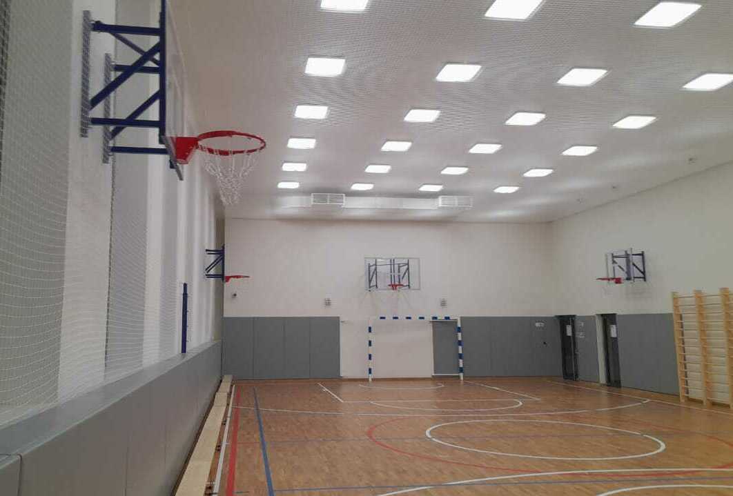 Монтаж заградительной спортивной сетки на объекте ул. Гурьянова, д. 71