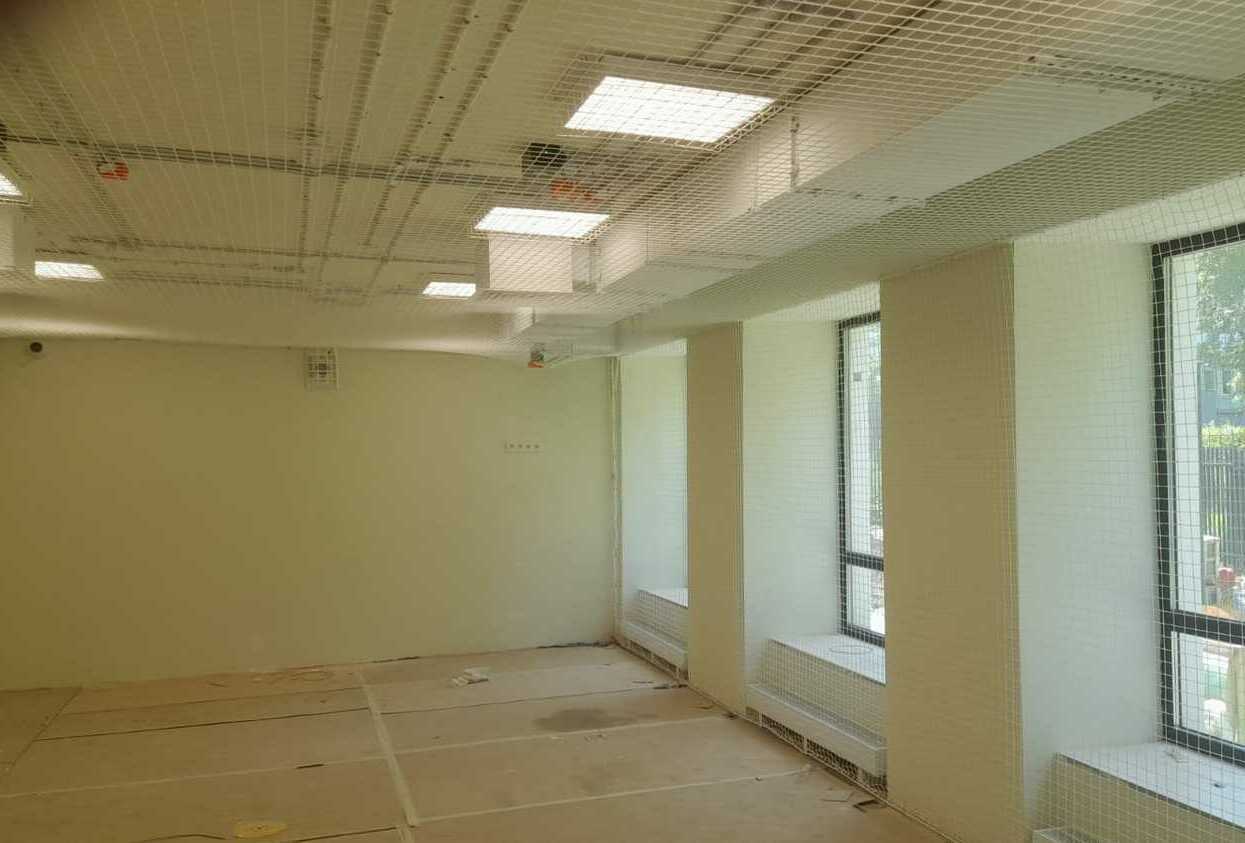 Монтаж заградительной спортивной сетки на объекте ул. Введенского, д. 27А