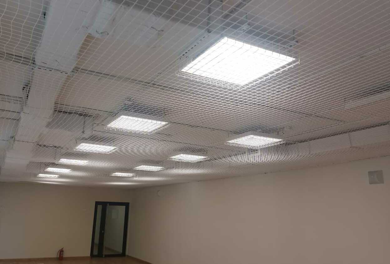 Монтаж заградительной спортивной сетки на объекте ул. Новгородская, д. 24, корп. 1