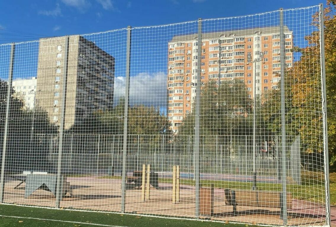 Монтаж заградительной спортивной сетки на объекте г. Москва, Школа 1413
