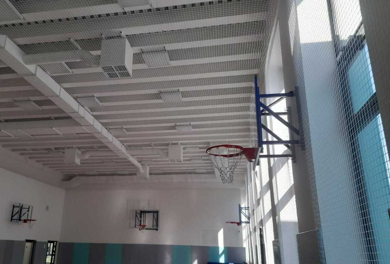 Монтаж заградительной спортивной сетки на объекте наб. Нагатинская, д. 56