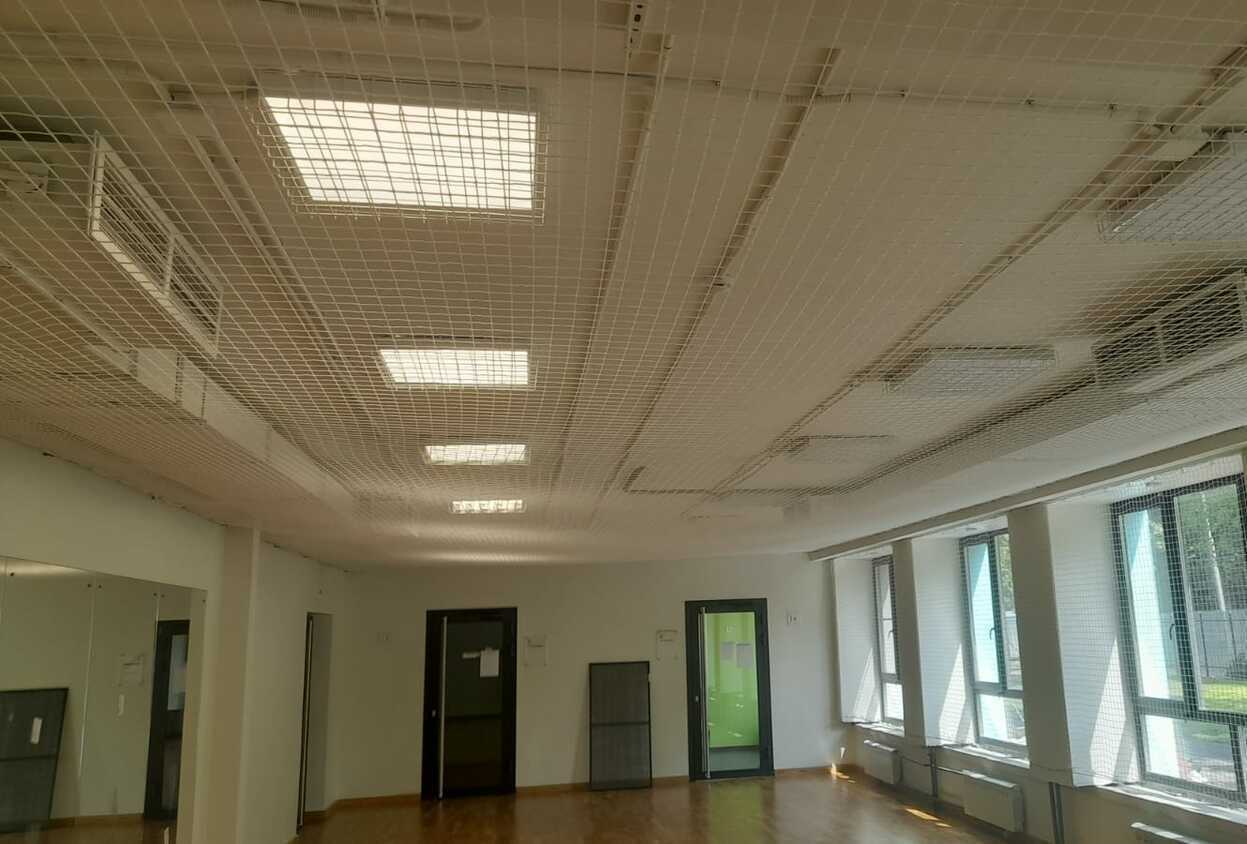 Монтаж заградительной спортивной сетки на объекте ул. Академика Анохина, д. 32